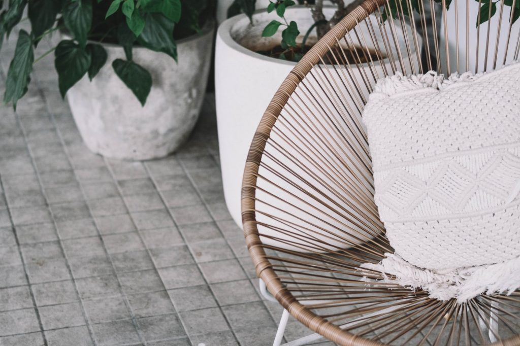 Плетеная мебель из ротанга — модная тенденция дачного интерьера