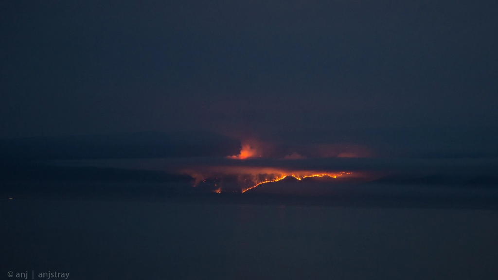 Пожары на Байкале, вид с Хужира (фото: Никаноров Е. В., National Geographic)