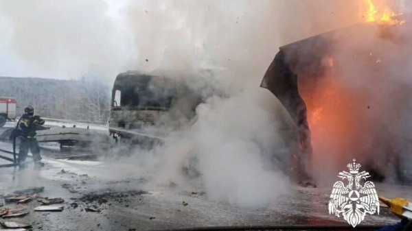 МЧС: два водителя погибли в ДТП с тремя грузовиками в Иркутской области