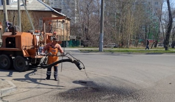 На дорогах Иркутска продолжают устранять повреждения                            