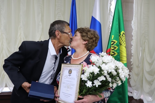 
			Три семейные пары из Иркутского района награждены медалями «За любовь и верность» 		
