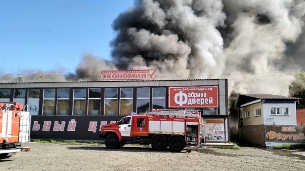 В Усть-Илимске загорелся гипермаркет на площади 800 квадратных метров