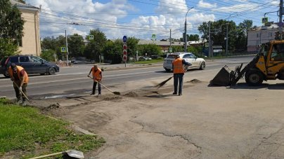 В Иркутске красят ограждения на мостах и путепроводах                            