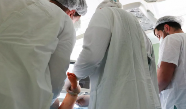 В Ивано-Матренинской детской больнице прооперировали годовалую девочку с дисплазией суставов                            