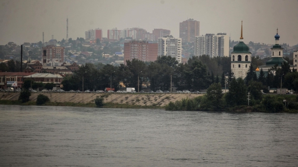 В Иркутске на Ангаре женщина и двое детей упали с катамарана в реку
