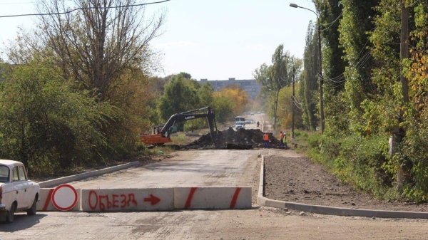 Иркутская область восстанавливает 6 участков дорог в подшефном Кировске в ЛНР