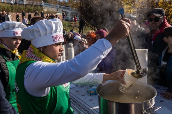 
			На гастрономическом фестивале «День омуля» в Листвянке приготовлено 1600 порций ухи		