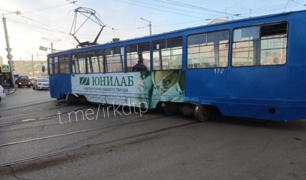 Трамвай сошел с рельсов на Центральном рынке в Иркутске                            