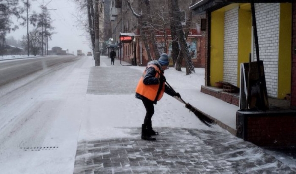 В Иркутске чистят улицы после снегопада                            
