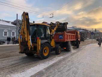 В Иркутске круглосуточно убирают дороги и тротуары                            