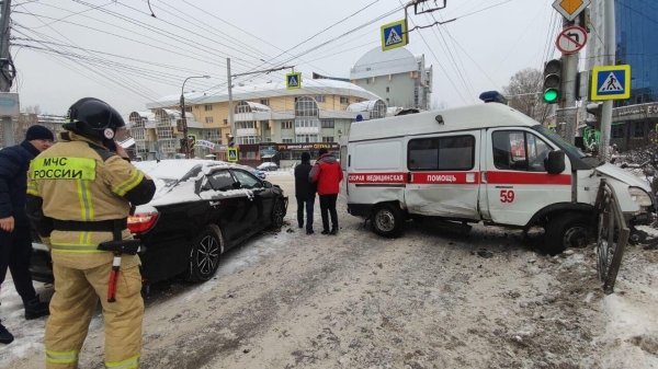 В Иркутске столкнулись две иномарки и перевозившая ребенка скорая