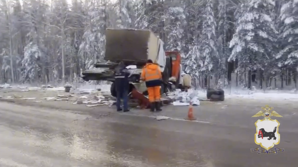 МВД: на трассе "Сибирь" столкнулись три большегруза, пострадал водитель