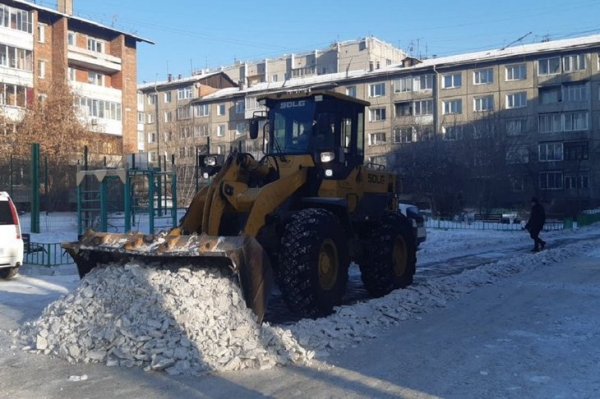 
                В Ленинском округе Иркутска начали очищать с помощью спецтехники дворы жилых домов
                
            