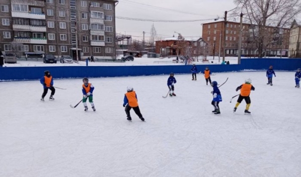 В Иркутске юные спортсмены проходят отбор на Кубок мэра по мини-хоккею с мячом                            