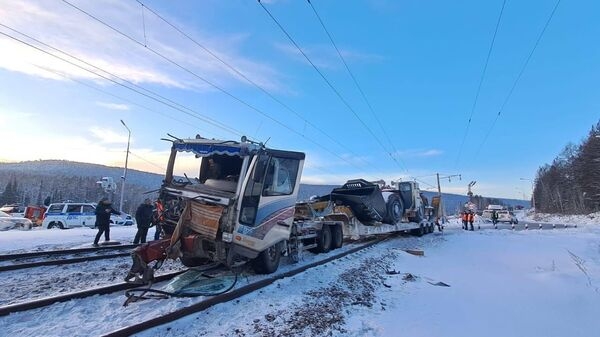 Грузовой поезд и фура столкнулись в Иркутской области на перегоне "Лена-Янталь"