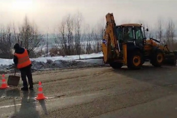 
                В Иркутске устраняют последствия подтопления проезжей части на улице Верхняя Набережная
                
            