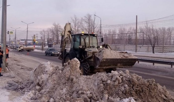 В Иркутске продолжается круглосуточная уборка снега и грейдирование дорог                            