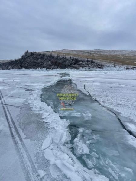 В районе Хужира на льду Байкала появилась большая трещина                            