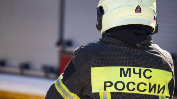 ГУМЧС: в деревянном двухэтажном доме в Иркутске ликвидируют пожар