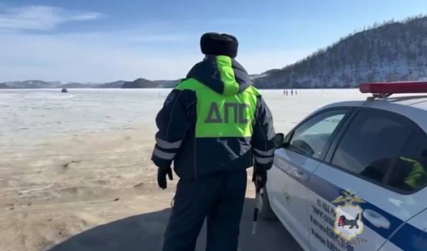 На Байкале сотрудники Госавтоинспекции патрулируют выезды на лед                            