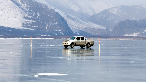 На Байкале открыли "ледовую дорогу" длиной 11 километров на остров Ольхон