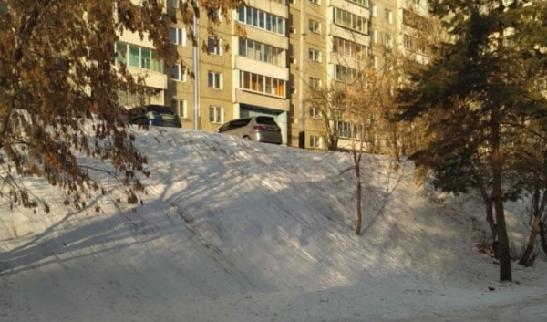 В Иркутске сносят стихийные горки                            
