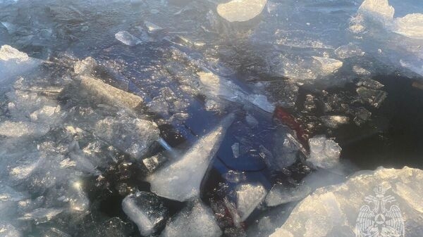 МЧС: на Байкале внедорожник провалился под лед, погибла женщина