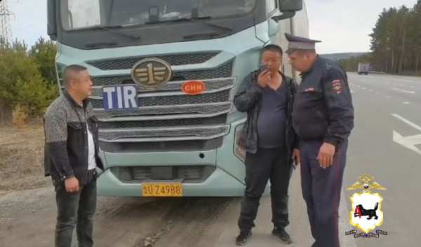 В Шелехове полицейский помог дальнобойщикам из Китая добраться до Москвы                            