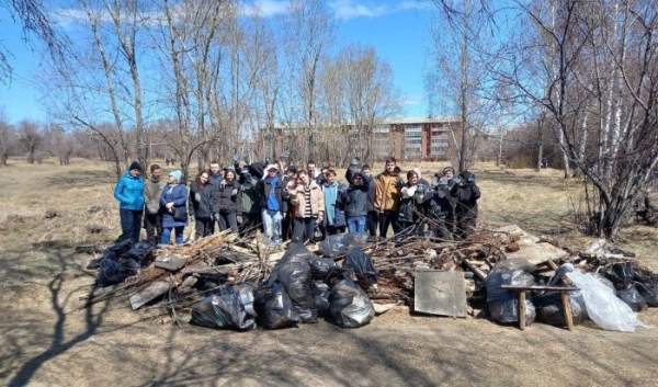 Более 200 человек участвовали в субботнике на территории сада Томсона в Иркутске                            