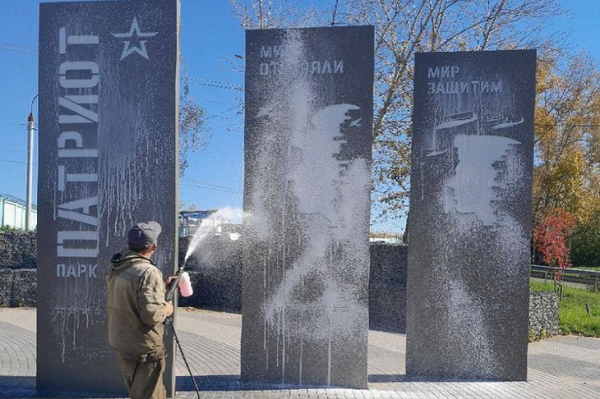 
                В Иркутске начали мыть памятники и арт-объекты перед зимой
                
            