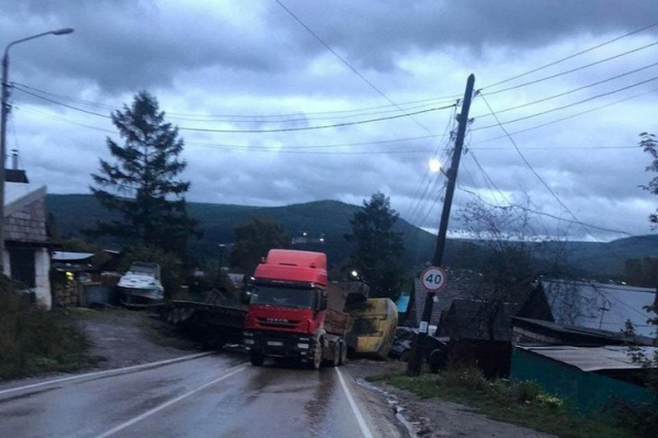 
                В Усть-Куте экскаватор упал с трала на УАЗ и перегородил дорогу
                
            