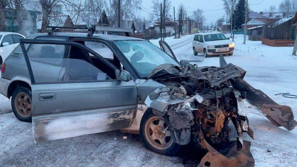 В поселке Усть-Ордынский пять человек пострадали в ДТП с автобусом и иномаркой