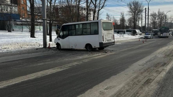 В Иркутске маршрутка врезалась в столб, пострадали пять пассажиров и водитель