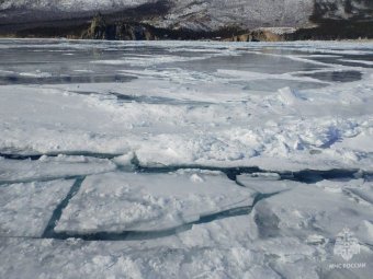 На Байкале и водоемах Приангарья стали появляться трещины                            