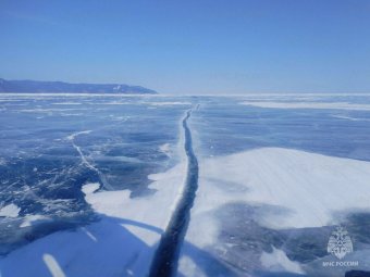 На Байкале и водоемах Приангарья стали появляться трещины                            