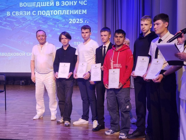 
			На встрече в ДК «Современник» села Хомутово наградили участников ликвидации паводка и рассказали о мерах по предотвращению ситуации в будущем		