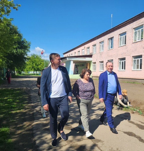 
			Мэр Леонид Фролов проверил новые объекты строительства в селе Максимовщина с депутатами		