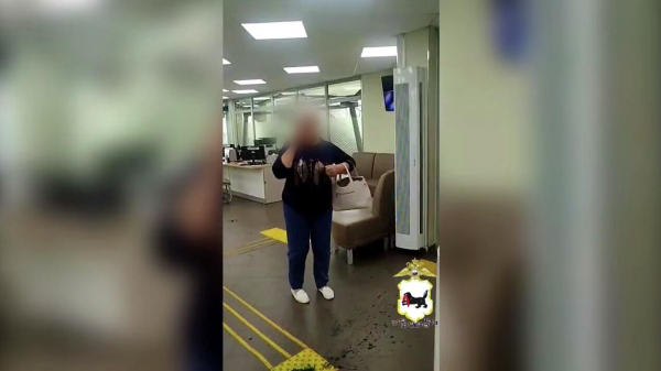 Пенсионерка в Тулуне, действуя по указанию аферистов, облила зеленкой офис банка