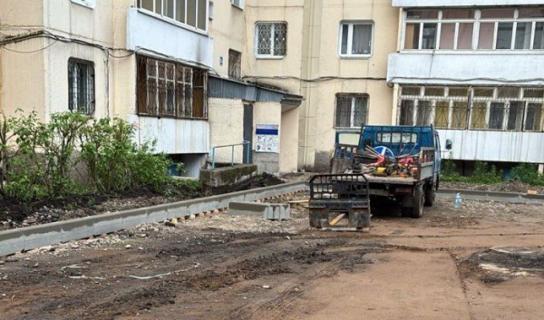Двор начали ремонтировать на 4-й Железнодорожной в Иркутске                            