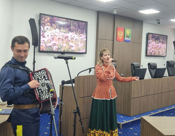 
			Накануне Дня семьи, любви и верности почетных супругов поздравили в администрации		