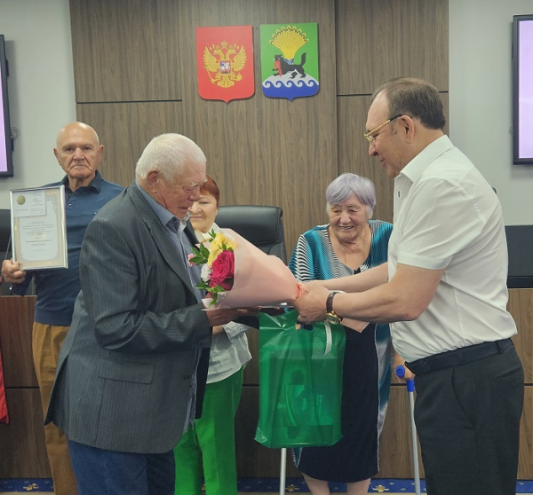 
			Накануне Дня семьи, любви и верности почетных супругов поздравили в администрации		