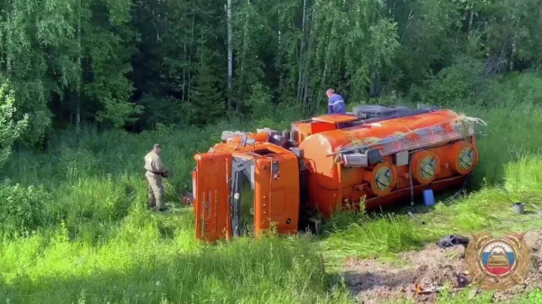 На трассе А-331 "Вилюй" в Приангарье опрокинулся  бензовоз, топливо разлилось