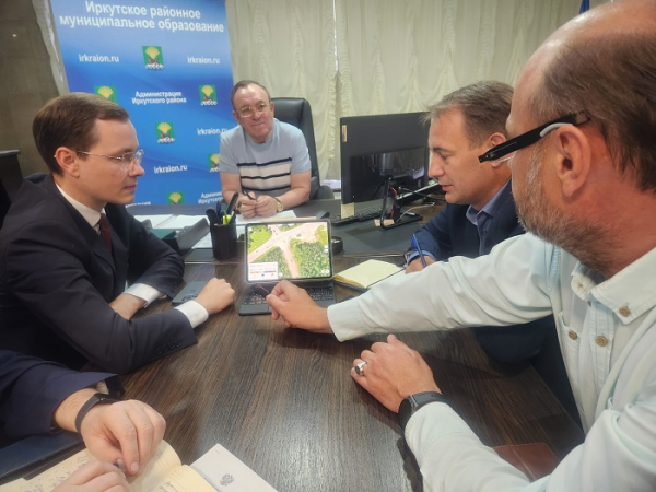 
			Развитие дорожной сети обсудили Министр транспорта региона Максим Лобанов и Мэр Иркутского района Леонид Фролов   		