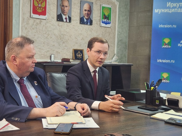 
			Развитие дорожной сети обсудили Министр транспорта региона Максим Лобанов и Мэр Иркутского района Леонид Фролов   		