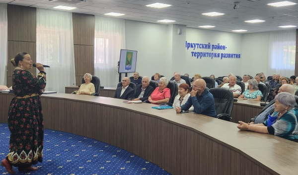 
			Накануне Дня семьи, любви и верности почетных супругов поздравили в администрации		