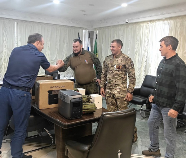 
			Пауэрбанки, тактические аптечки и квадрокоптеры вручил мэр Иркутского района Леонид Фролов трем бойцам   		