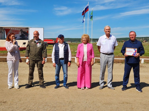 
			В конных соревнованиях на призы мэра Иркутского района в деревне Черемушка участвовали 28 скакунов		