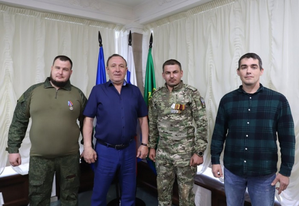 
			Пауэрбанки, тактические аптечки и квадрокоптеры вручил мэр Иркутского района Леонид Фролов трем бойцам   		
