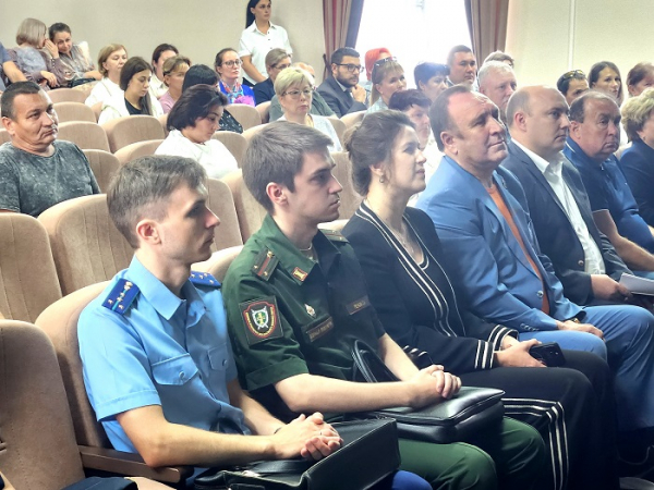 
			Мэр Иркутского района Леонид Фролов встретился с семьями участников СВО		