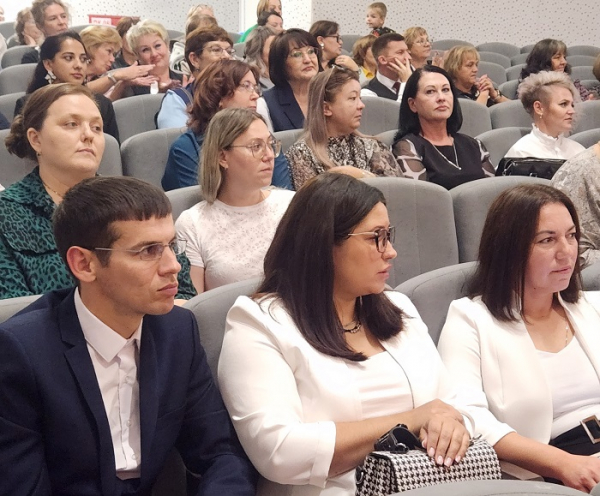
			С профессиональными праздниками поздравили педагогов Иркутского округа		